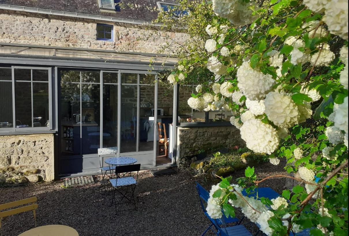 Des Feuilles Et Des Hiboux Hotel Plescop ภายนอก รูปภาพ